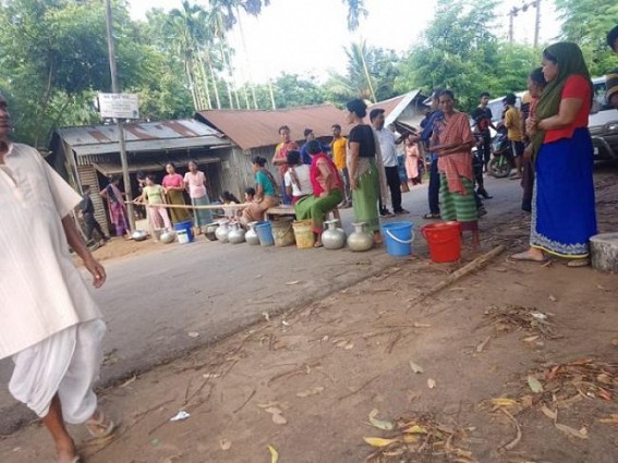 HIRA : Locals Blocked Road in protest against Water Crisis Problems in Amarpur’s Natun Bazar : Vehicles stranded for hours HIRA : Locals Blocked Road in protest against Water Crisis Problems in Amarpur’s Natun Bazar : Vehicles stranded for hours